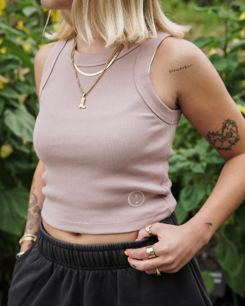 Essentials WMNS Embroidered Crop Rib Tank - Hazy Pink